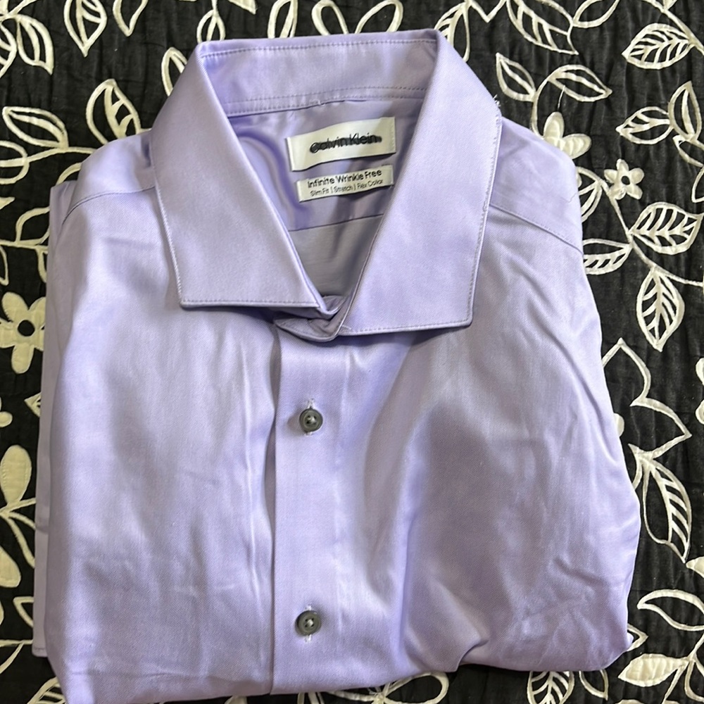 (252)NWOT Mens long sleeve dress shirt by Calvin Klein. Size 16 1/2–32/33 large